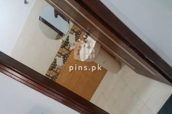 gulshan e kaneez 1100 sqaurefit fully renovated extra work luxury flat