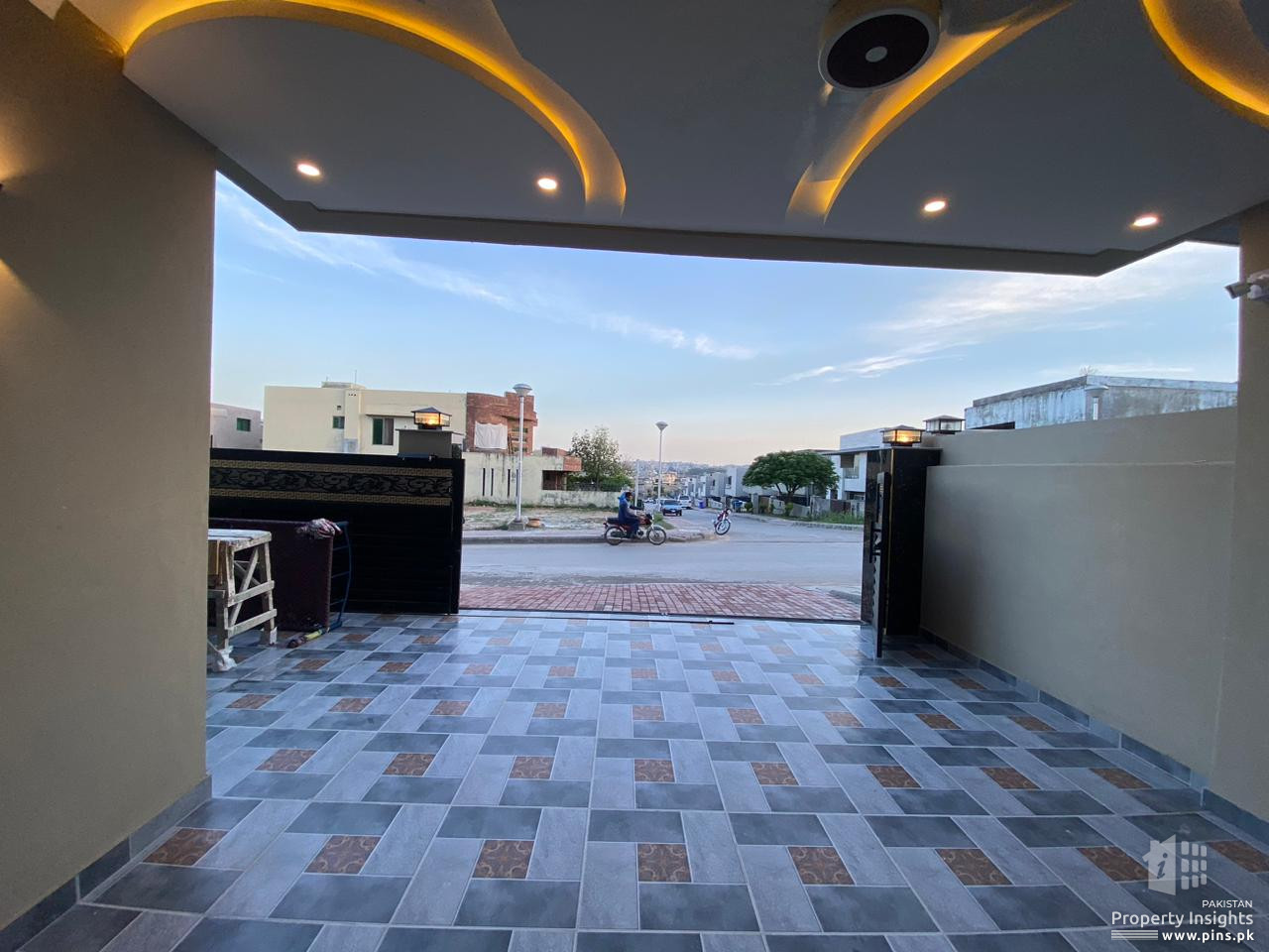 10 Marla Designer House For Sale in Bahria Town Islamabad